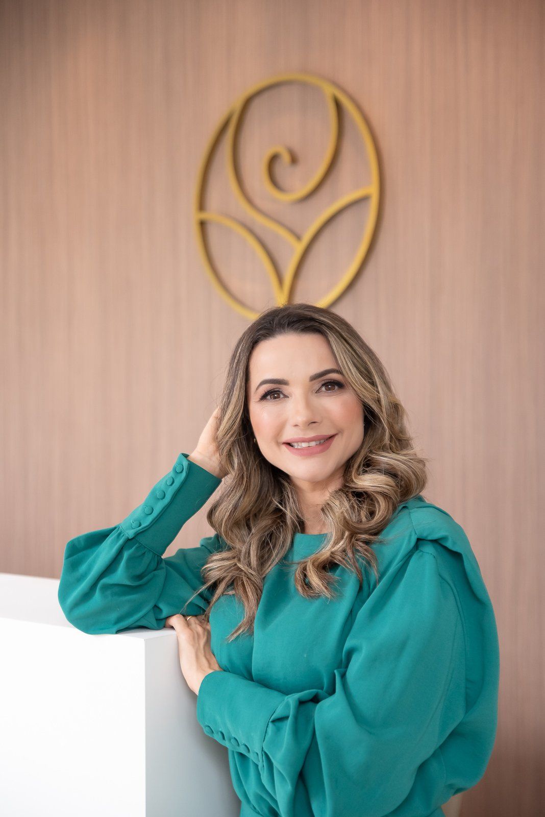 Foto da Dra. Sandra Hacker, uma mulher de meia idade branca com cabelos loiros e sorrindo